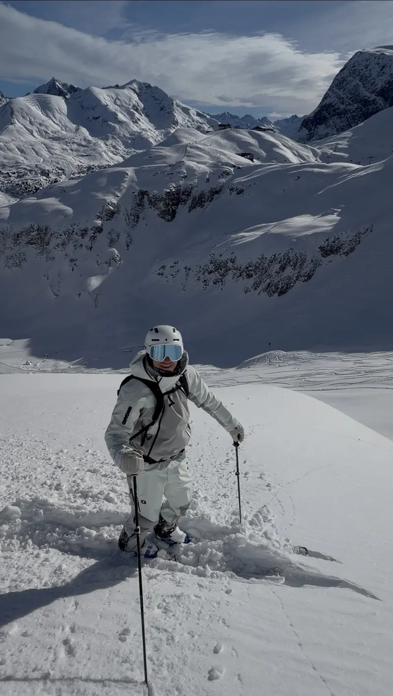 Skifahrer im Tiefschnee unterhalb der Valluga