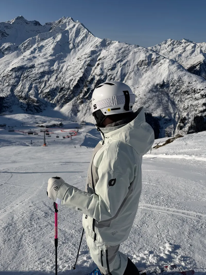Skifahrer blickt über die verschneiten Gipfel am Arlberg